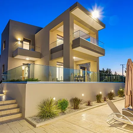 Chris With Private Ecologic Pool And Kid's Playground! Apartmán *