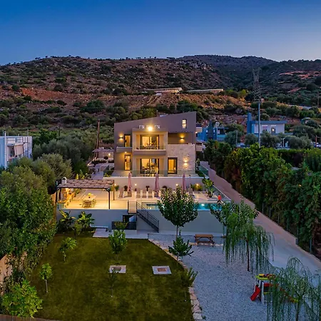 Chris With Private Ecologic Pool And Kid's Playground! Apartmán *