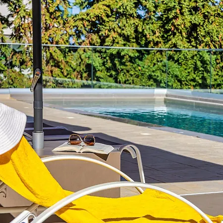 Chris With Private Ecologic Pool And Kid's Playground! Apartmán