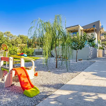 Chris With Private Ecologic Pool And Kid's Playground! Apartmán