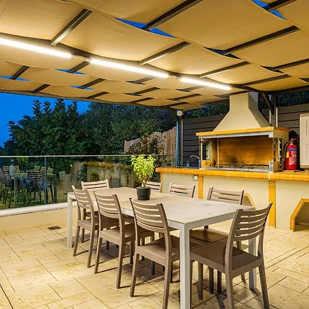 Lejlighed Chris With Private Ecologic Pool And Kid's Playground! *