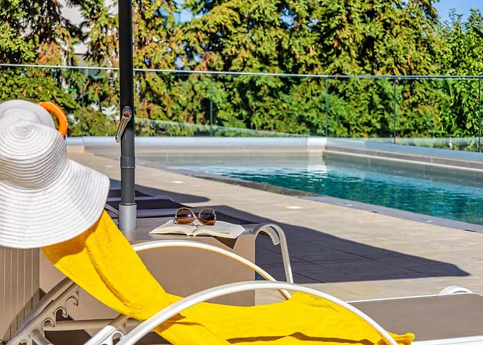 Chris With Private Ecologic Pool And Kid's Playground! Apartament