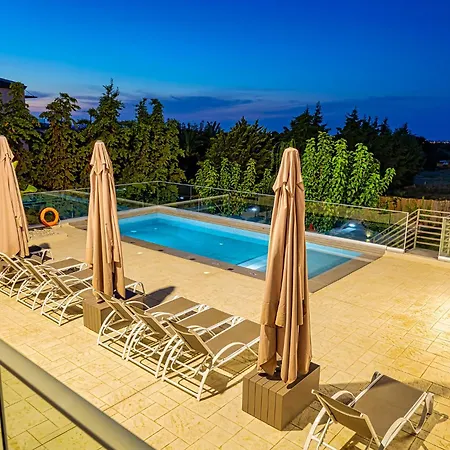 Apartman Chris With Private Ecologic Pool And Kid's Playground! Hriszí Aktí Haniá